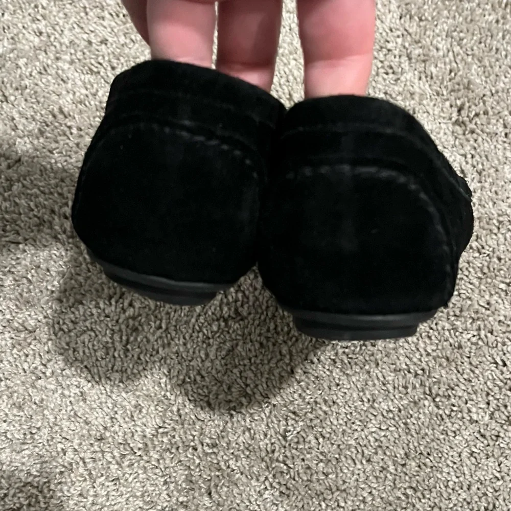 Vionic black suede Mesa loafers with gunmetal/muted silver chain accent